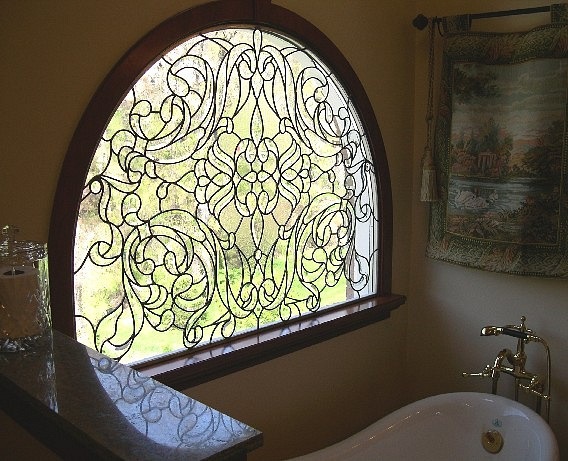 красивое окно в ванной комнате